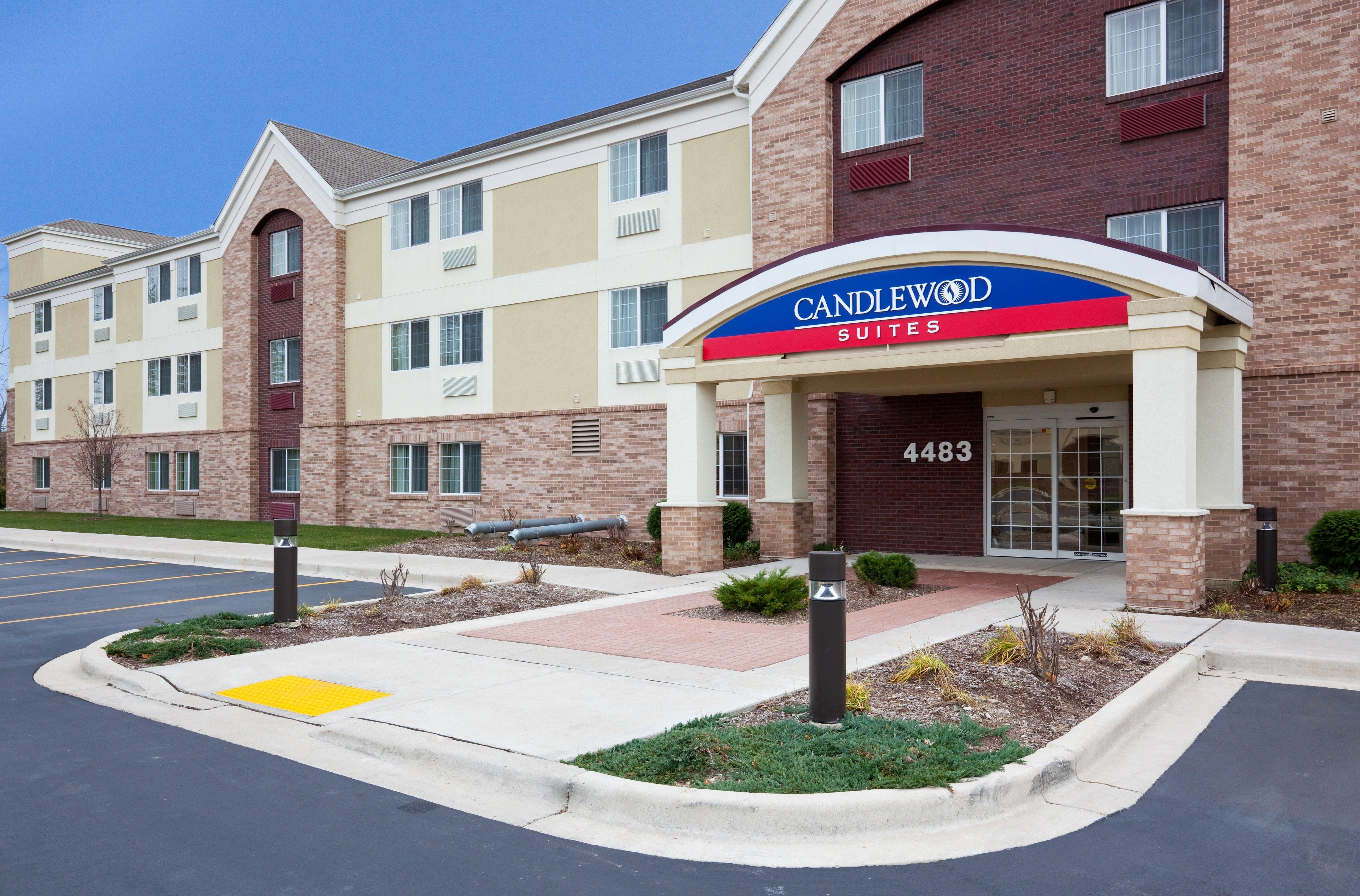 Candlewood Suites Milwaukee Brown Deer, An Ihg Hotel Екстериор снимка